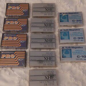 Lot de 12 cassette audio vintage non ouverte.